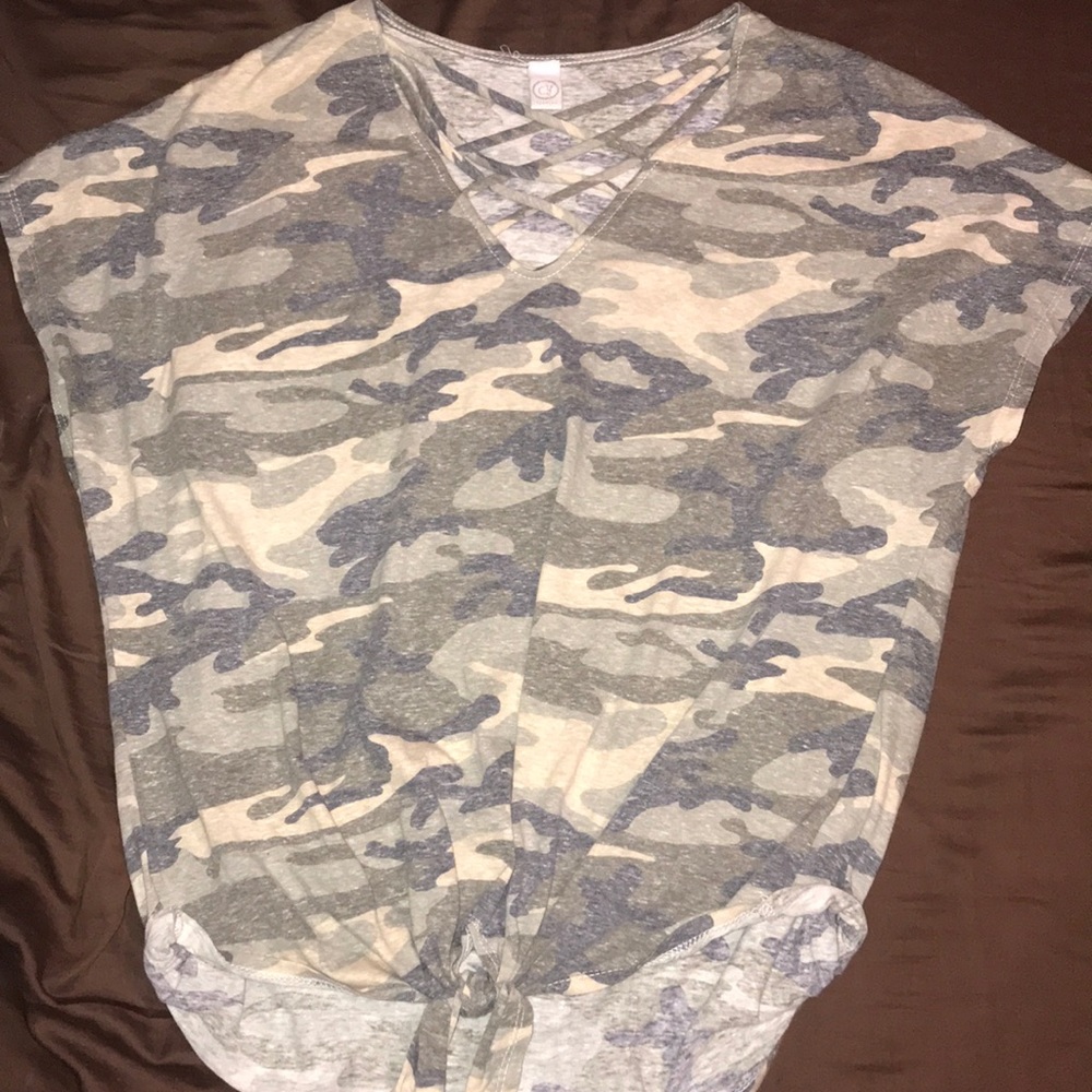 Short sleeve knotted tee